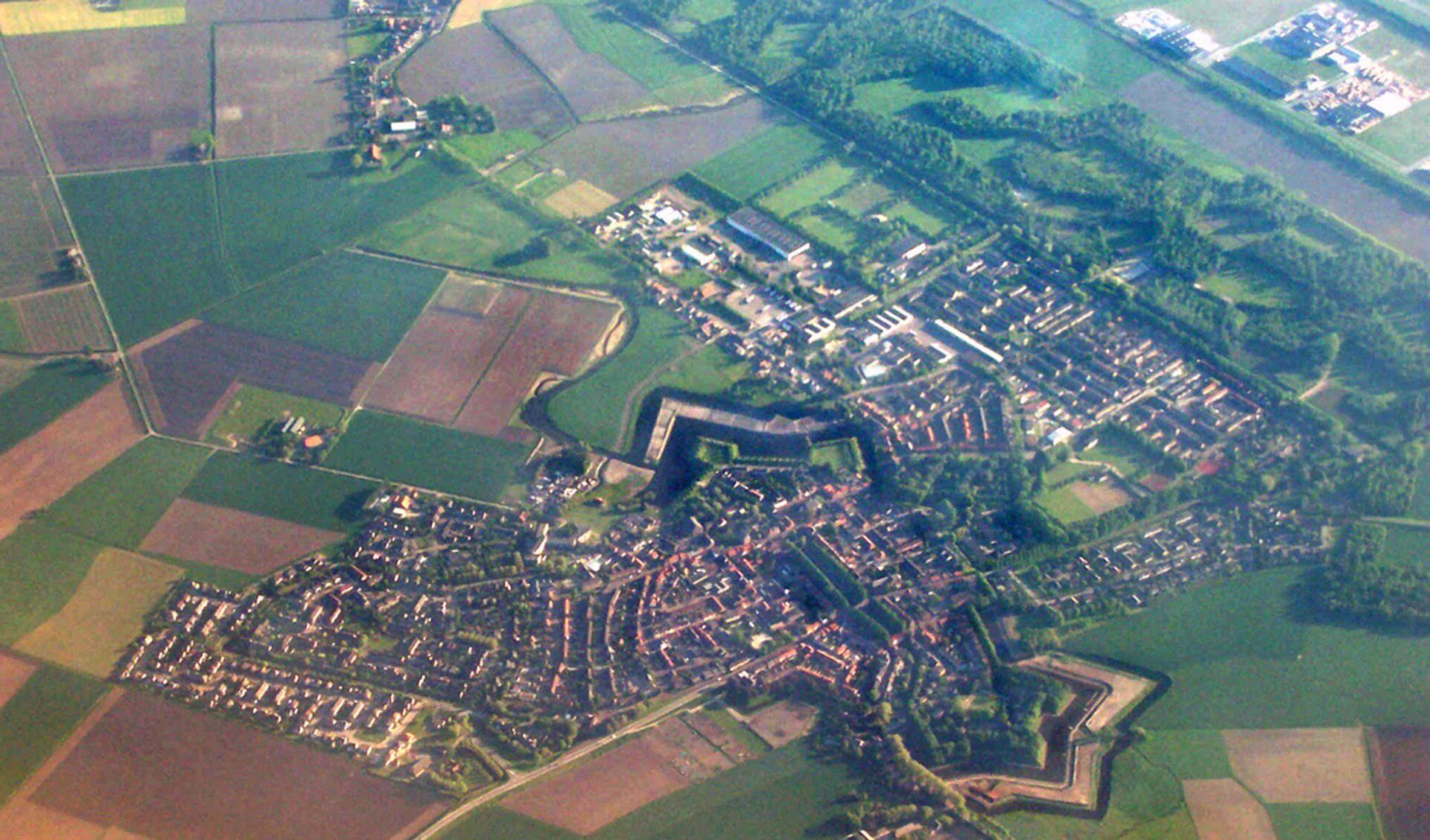 Luchtfoto van de vesting Klundert met de polders van gemeente Moerdijk eromheen