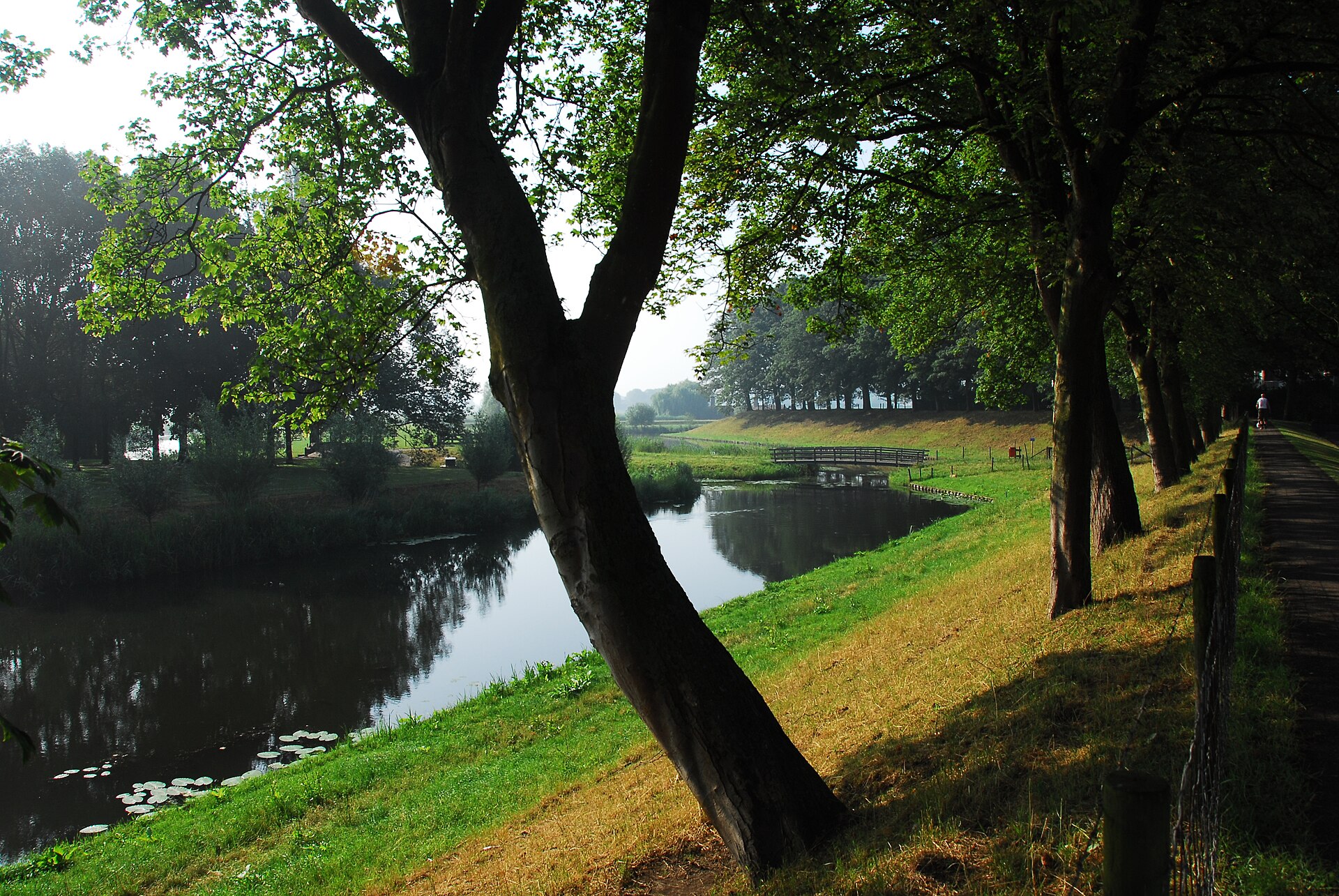 De vestingwerken en gracht van Klundert in het ochtendlicht